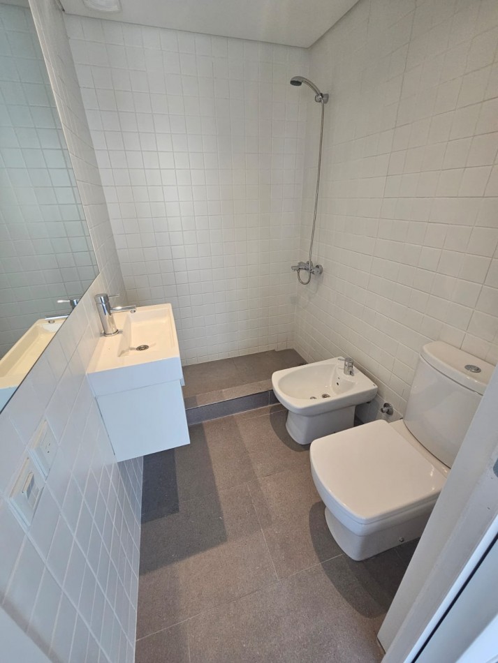 Hermoso 2 ambientes a estrenar con toilette de recepcion y dormitorio en suite . 60 metros totales