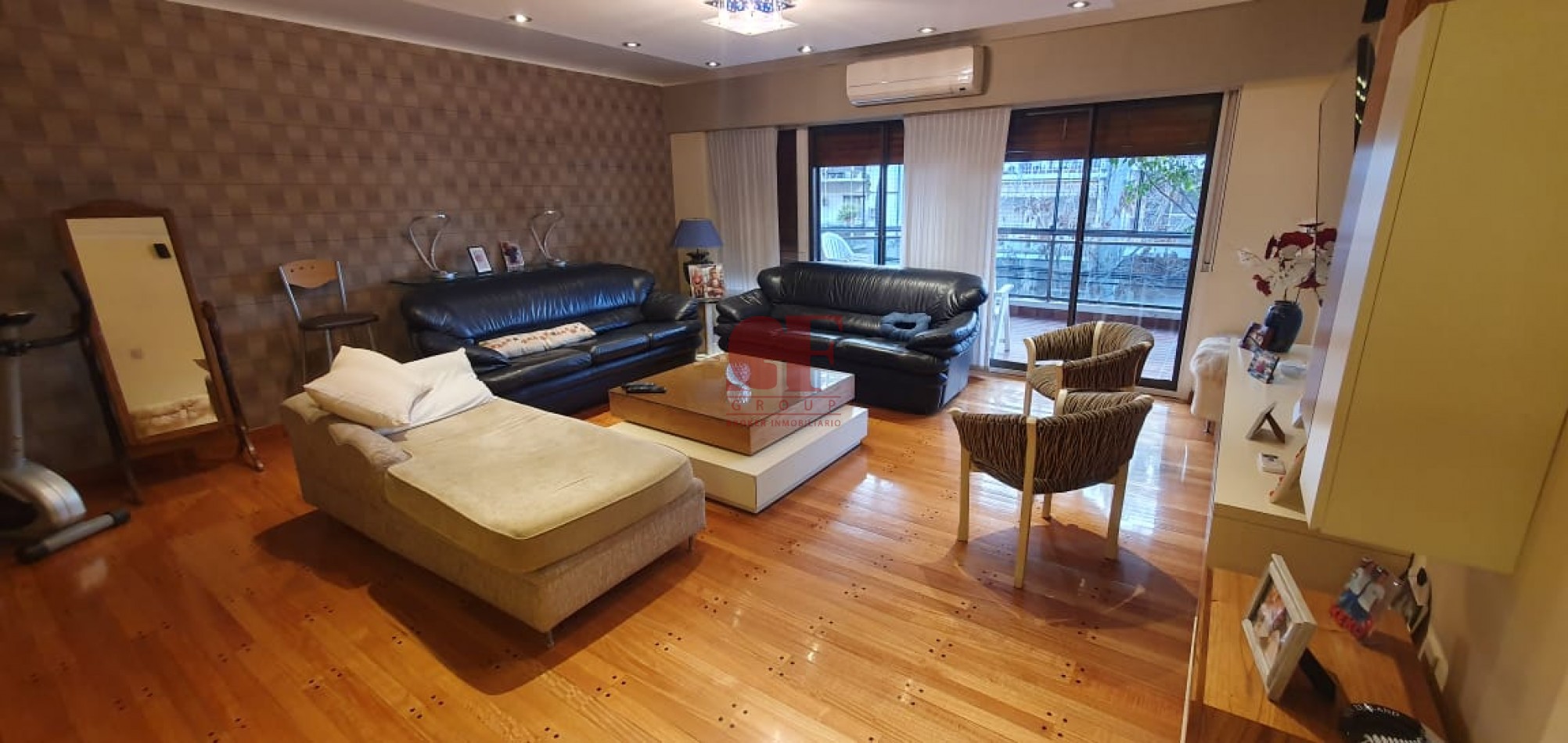 Confortable semipiso con excelente distribucion y estado impecable!! Amplios balcones