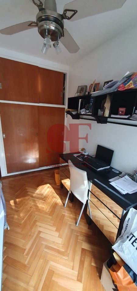 Confortable semipiso con excelente distribucion y estado impecable!! Amplios balcones
