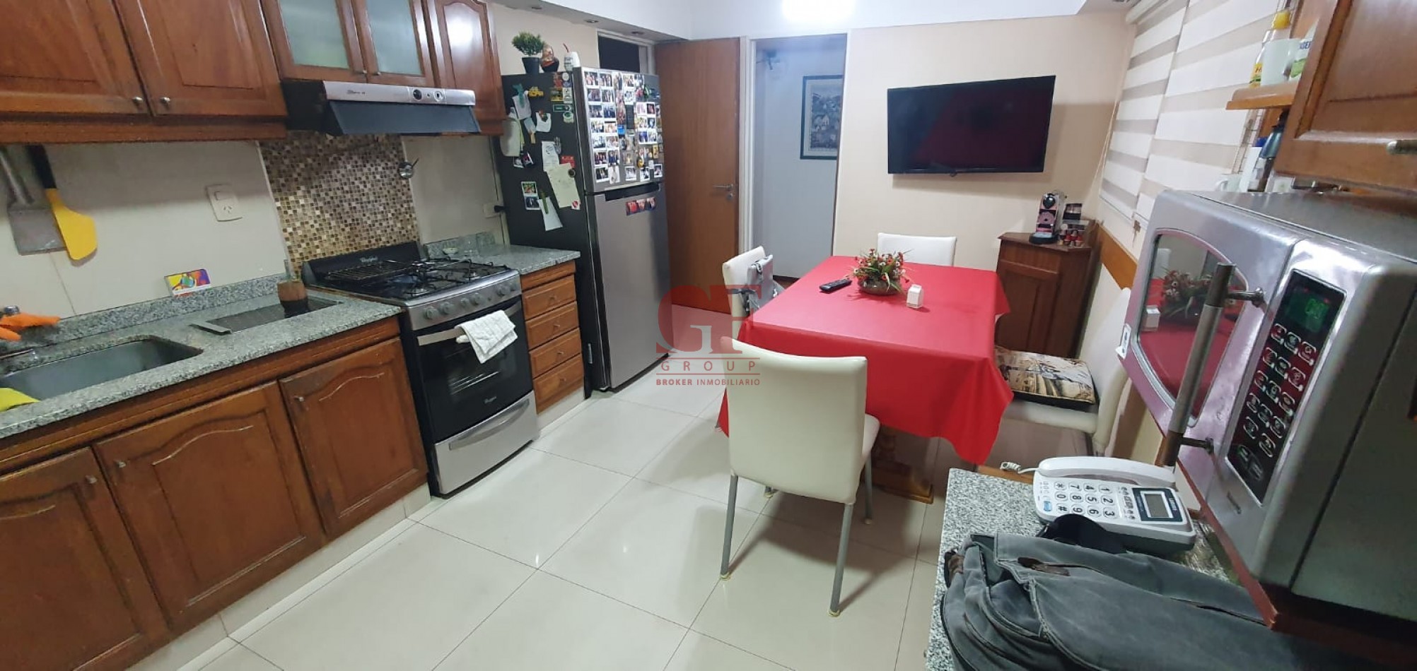 Confortable semipiso con excelente distribucion y estado impecable!! Amplios balcones