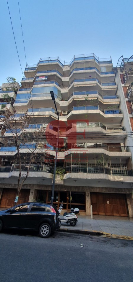 Confortable semipiso con excelente distribucion y estado impecable!! Amplios balcones