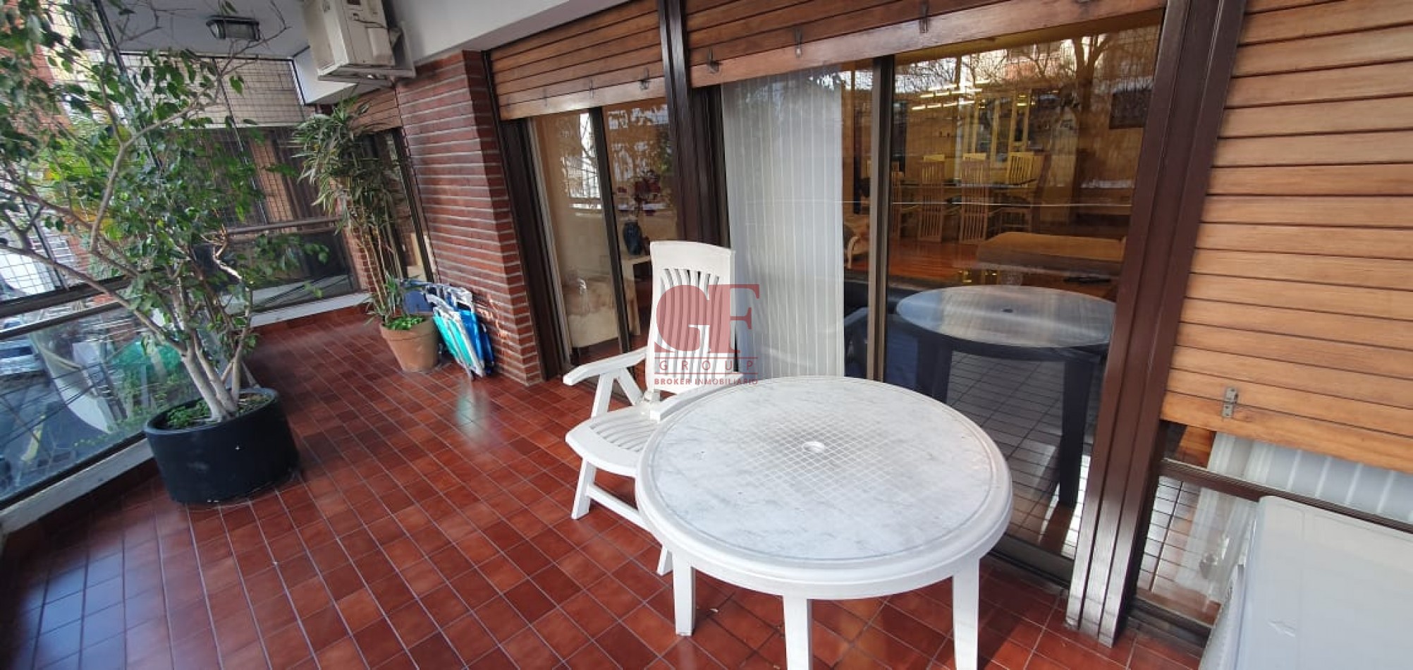 Confortable semipiso con excelente distribucion y estado impecable!! Amplios balcones