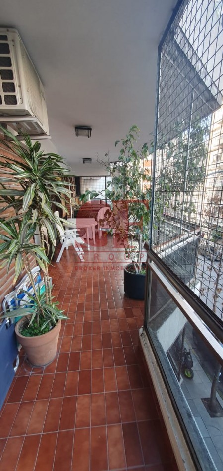 Confortable semipiso con excelente distribucion y estado impecable!! Amplios balcones