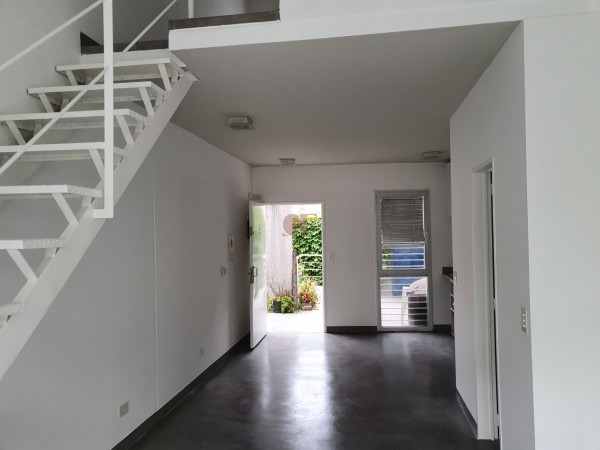 Duplex Super Luminoso con Terraza Propia en Exclusivo Barrio! Hecho a Nuevo! CON RENTA ASEGURADA