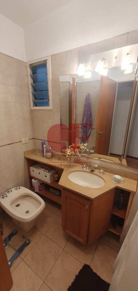Confortable semipiso con excelente distribucion y estado impecable!! Amplios balcones