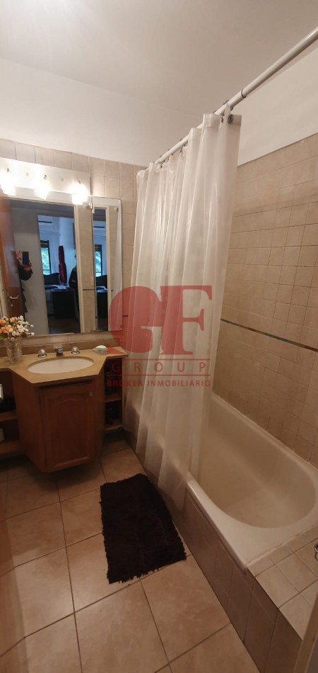 Confortable semipiso con excelente distribucion y estado impecable!! Amplios balcones
