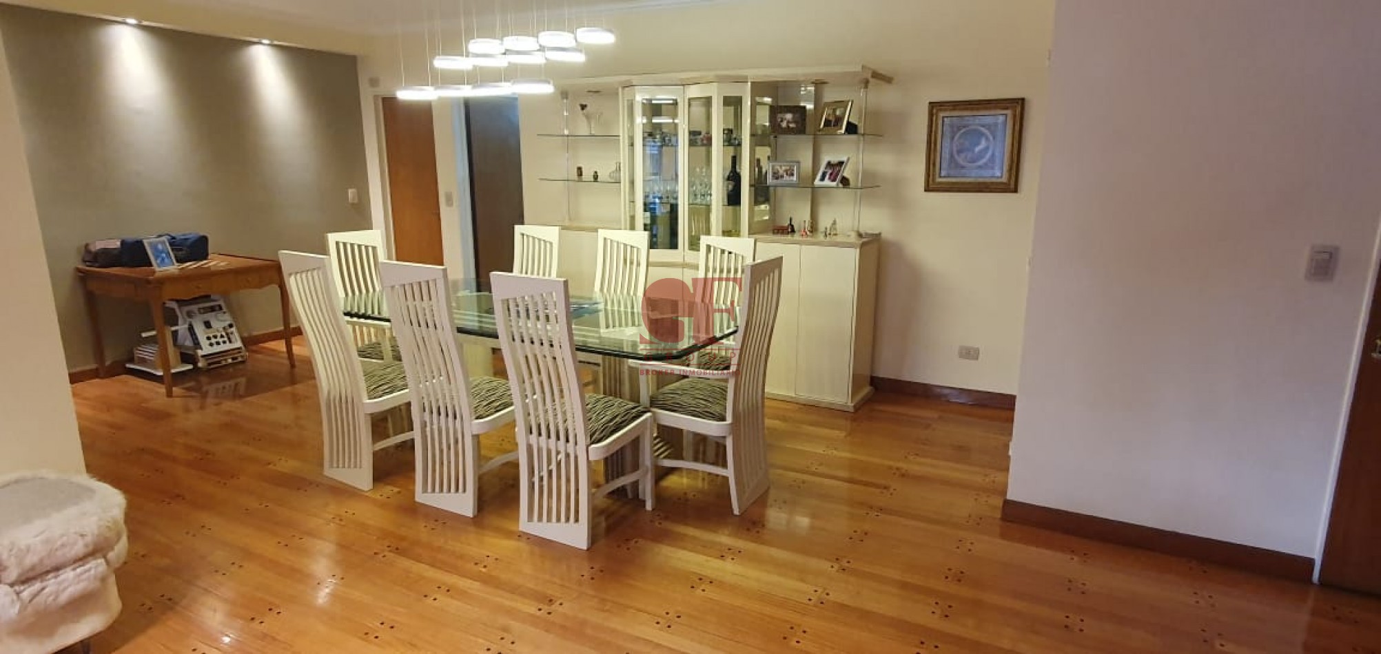 Confortable semipiso con excelente distribucion y estado impecable!! Amplios balcones
