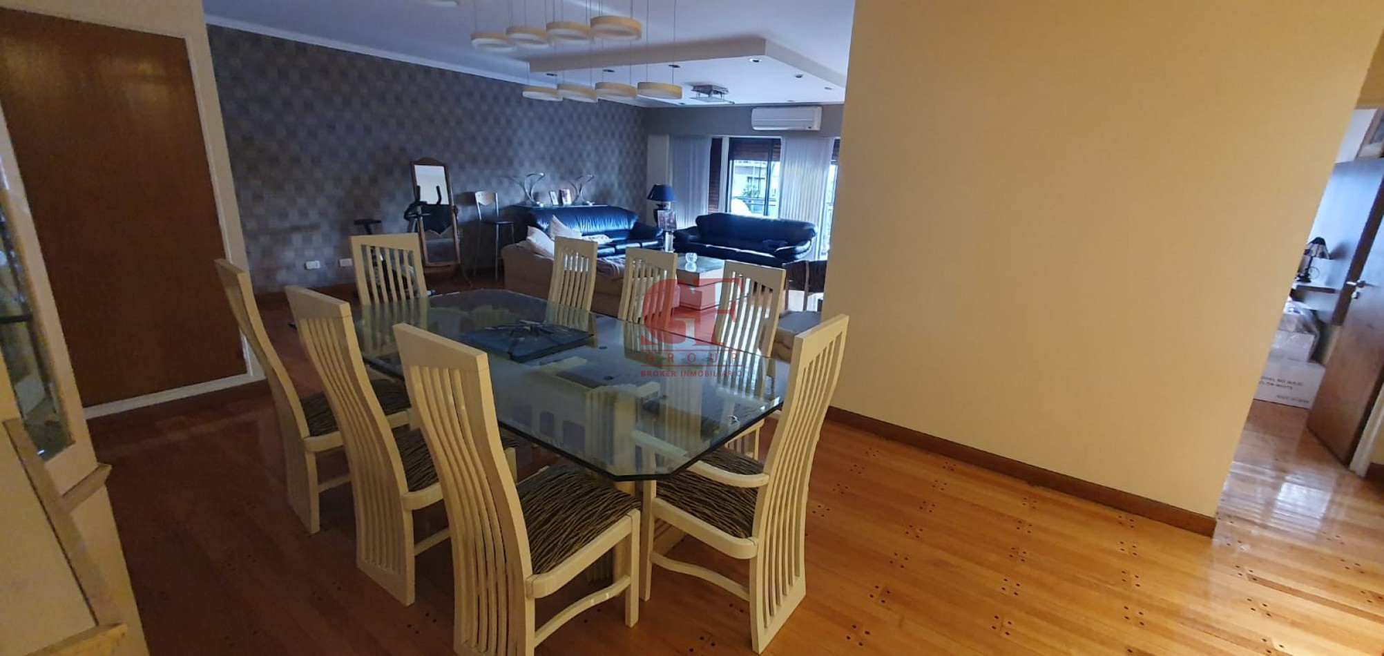 Confortable semipiso con excelente distribucion y estado impecable!! Amplios balcones