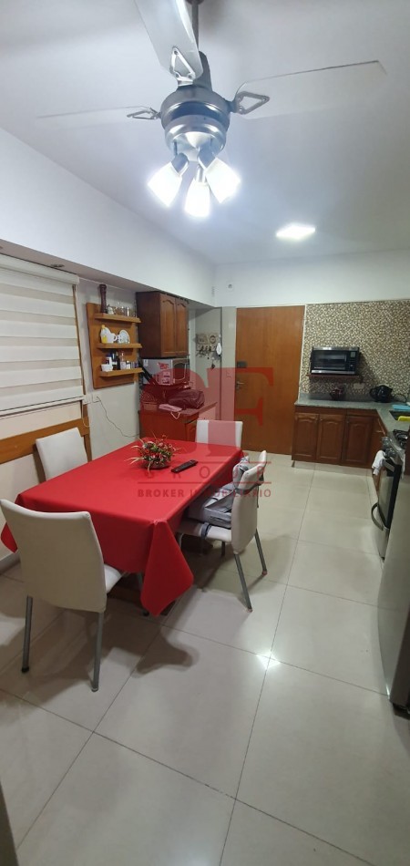 Confortable semipiso con excelente distribucion y estado impecable!! Amplios balcones
