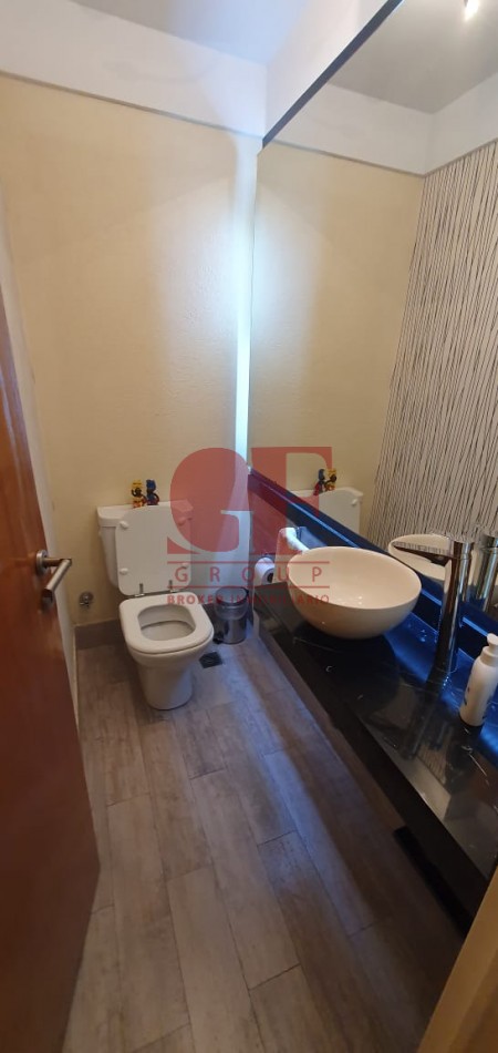 Confortable semipiso con excelente distribucion y estado impecable!! Amplios balcones