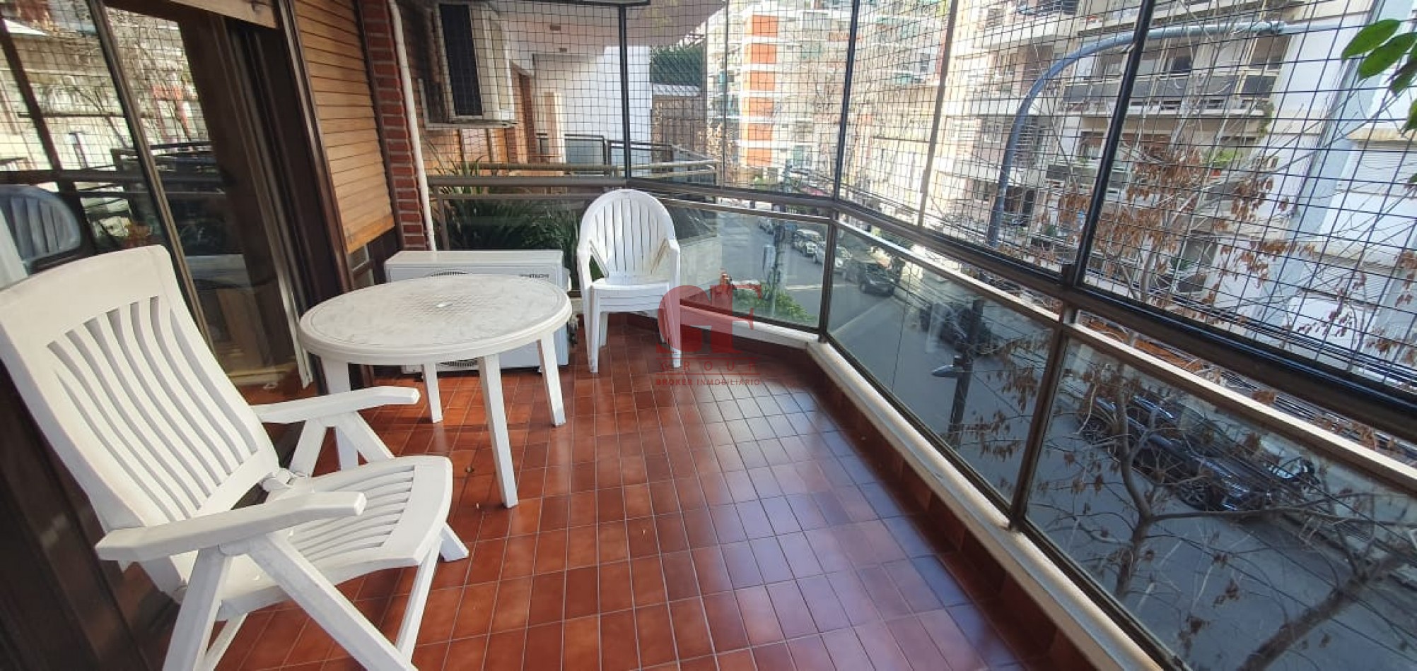 Confortable semipiso con excelente distribucion y estado impecable!! Amplios balcones