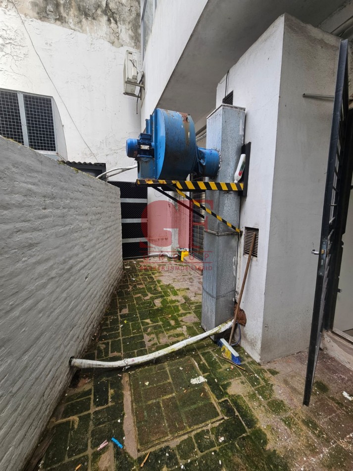 Excelente local a la venta en Recoleta sobre avenida Pueyrredon. Cerca de av las Heras , de av Santa fe. a metros del hospital Aleman