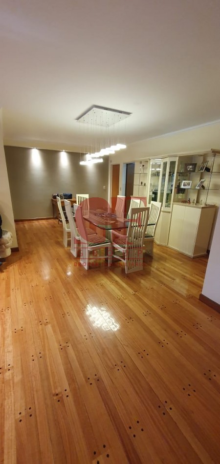 Confortable semipiso con excelente distribucion y estado impecable!! Amplios balcones
