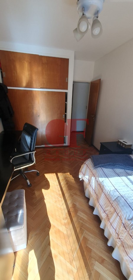 Confortable semipiso con excelente distribucion y estado impecable!! Amplios balcones