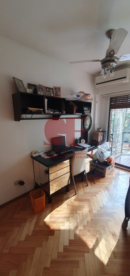Confortable semipiso con excelente distribucion y estado impecable!! Amplios balcones