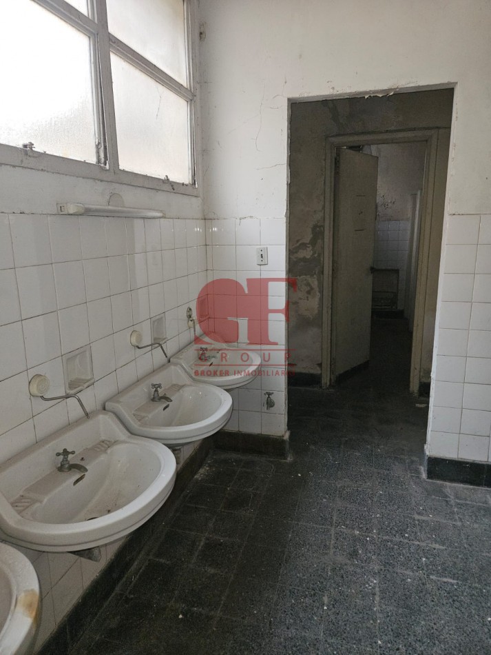 Importante Local sobre avenida , a metros de Estacion Constitucion y del microcentro