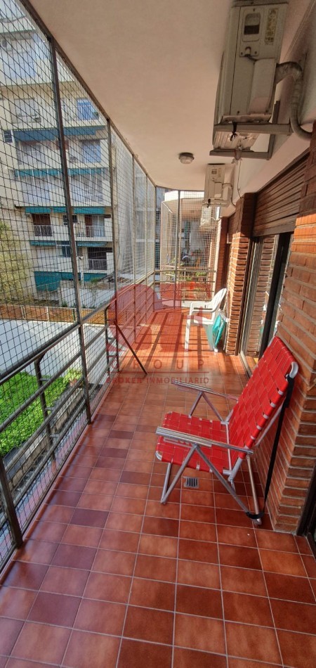 Confortable semipiso con excelente distribucion y estado impecable!! Amplios balcones