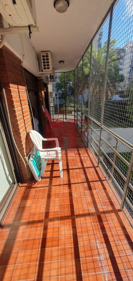 Confortable semipiso con excelente distribucion y estado impecable!! Amplios balcones