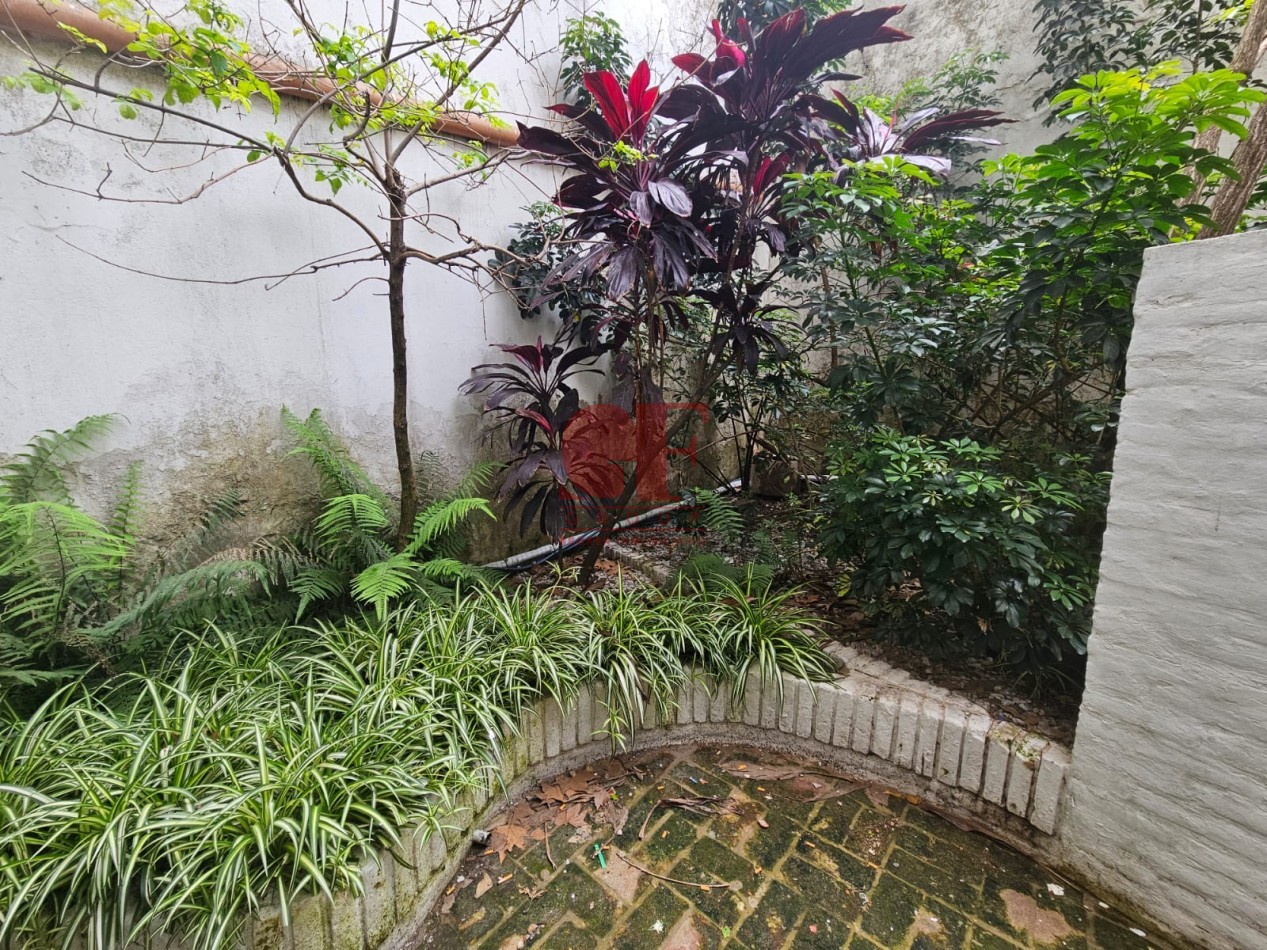 Excelente local a la venta en Recoleta sobre avenida Pueyrredon. Cerca de av las Heras , de av Santa fe. a metros del hospital Aleman