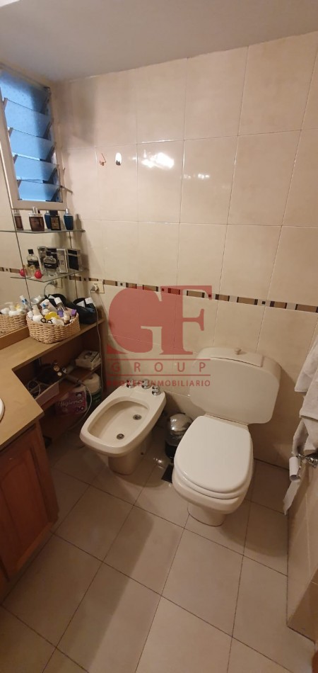 Confortable semipiso con excelente distribucion y estado impecable!! Amplios balcones