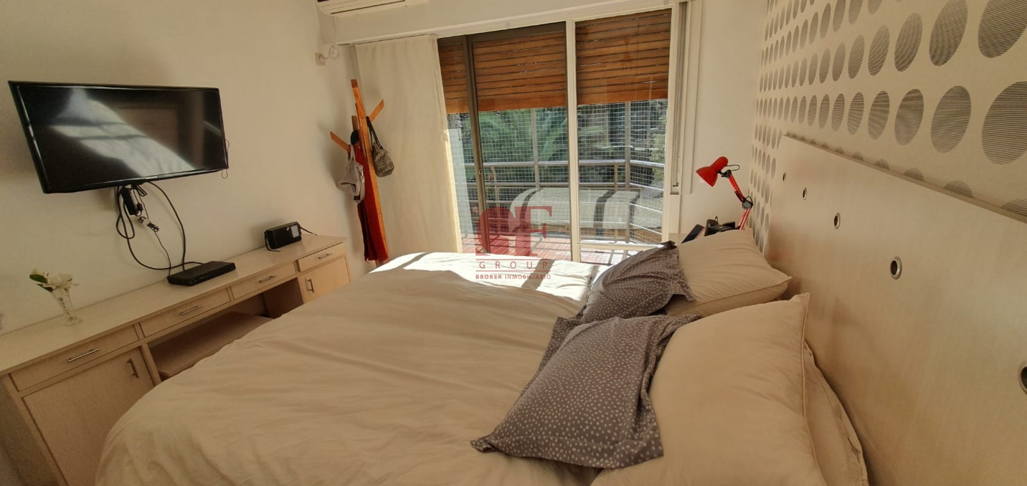 Confortable semipiso con excelente distribucion y estado impecable!! Amplios balcones