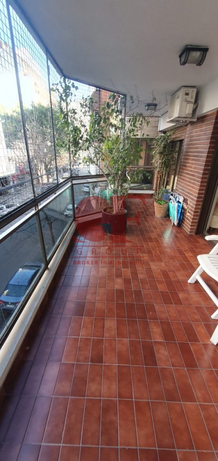 Confortable semipiso con excelente distribucion y estado impecable!! Amplios balcones