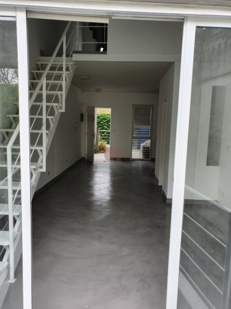 Duplex Super Luminoso con Terraza Propia en Exclusivo Barrio! Hecho a Nuevo! CON RENTA ASEGURADA