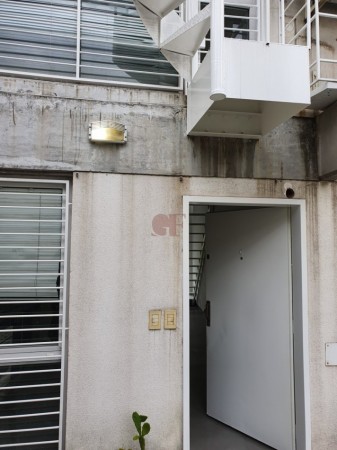 Duplex Super Luminoso con Terraza Propia en Exclusivo Barrio! Hecho a Nuevo! CON RENTA ASEGURADA