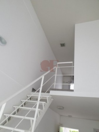 Duplex Super Luminoso con Terraza Propia en Exclusivo Barrio! Hecho a Nuevo! CON RENTA ASEGURADA