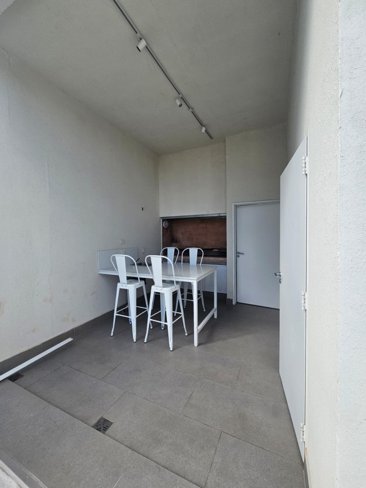 Hermoso 2 ambientes a estrenar con toilette de recepcion y dormitorio en suite . 60 metros totales