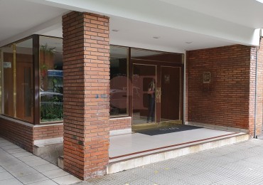 Impecable 3 Ambientes con Dependencia de Servicio - Cochera y Baulera
